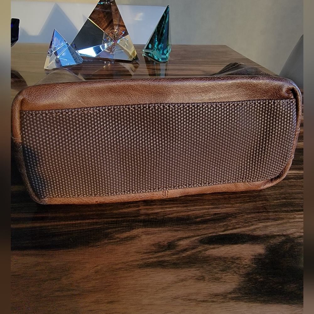 NEW Emirates First Class Leather Amenity Kit - Picture 9 of 13